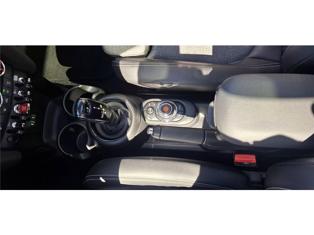 MINI HATCH 5 PORTES F55 Hatch 5 Portes One 102 ch BVA7 Edition Greenwich